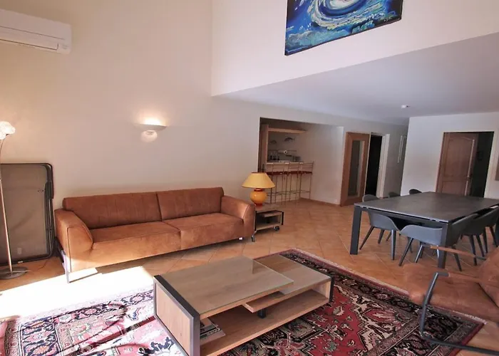 - 3 Bedroom Apartment, Air Conditioned, Outdoor Terrace, Swimming Pool 아파트