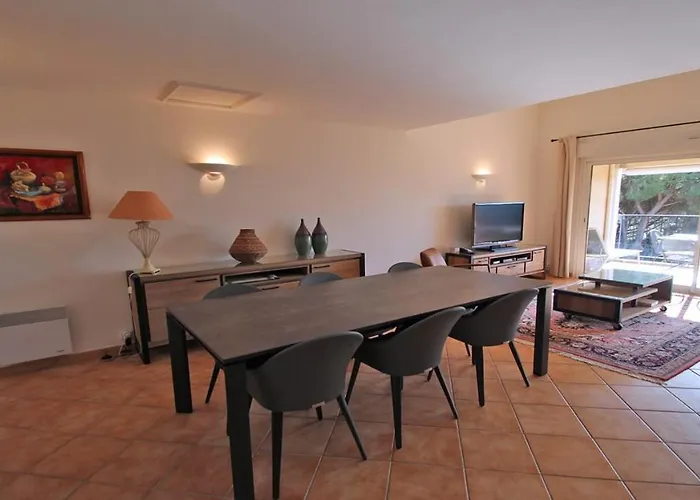 - 3 Bedroom Apartment, Air Conditioned, Outdoor Terrace, Swimming Pool 아파트